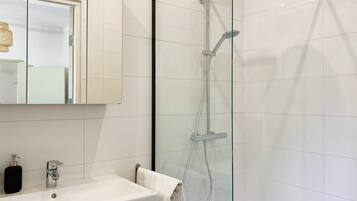Douche, sèche-cheveux, serviettes fournies