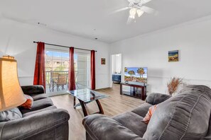 Living area - Lakeview Condo w Pools Near Beach & Golf (Myrtle Beach)