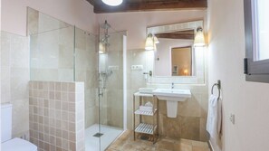 Shower, hair dryer - Casa Rural Andalucía Aracena by Ruralidays (Huelva)