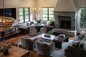 TV - Luxury 3BR Retreat | Designer Home in Glen Ellen, Pool, Spa (Glen Ellen)