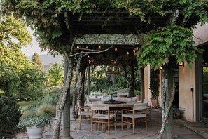Outdoor dining - Luxury 3BR Retreat | Designer Home in Glen Ellen, Pool, Spa (Glen Ellen)