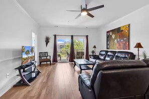 Living area - Peaceful Golf Community Condo Near Beach (Myrtle Beach)