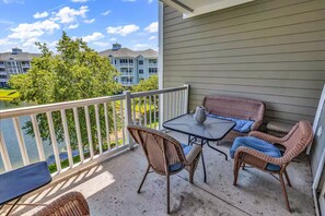 Outdoor dining - Peaceful Golf Community Condo Near Beach (Myrtle Beach)
