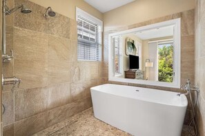 Hair dryer, towels, soap, toilet paper - Private Kona Home w/Pool, HotTub & Spacious Lanai (Kailua-Kona)