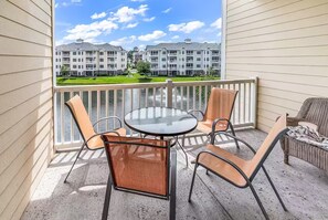 Outdoor dining - Magnolia Pointe Condo Pool & Golf  Central MB (Myrtle Beach)