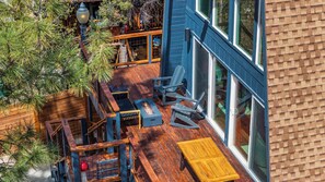 Outdoor dining - Modern Loft in Big Bear | Pet-friendly | Hot Tub (Big Bear)