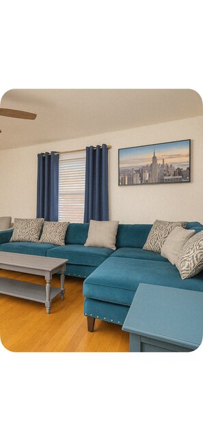 TV - 5BR Retreat with Theater and Game Room Near Downtown + POOL (San Antonio)