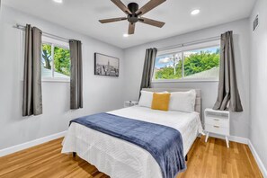 One queen bed with medium-soft mattresses, dresser, closet space, ceiling fan and TV. - Cozy 3BR Home in Elmhurst | Perfect for Mid-Term (Elmhurst)
