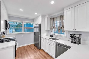 Private kitchen - Cozy 3BR Home in Elmhurst | Perfect for Mid-Term (Elmhurst)
