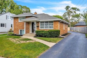 Exterior - Cozy 3BR Home in Elmhurst | Perfect for Mid-Term (Elmhurst)