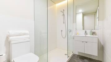 Estudio Confort, vista a la ciudad | Baño | Amenidades de baño gratuitas, secadora de cabello, toallas, jabón