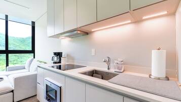 Estudio Confort, vista a la ciudad | Cocina privada | Refrigerador con congelador, microondas y parrilla de estufa