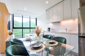 Studio Comfort - utsikt mot staden | Matsal