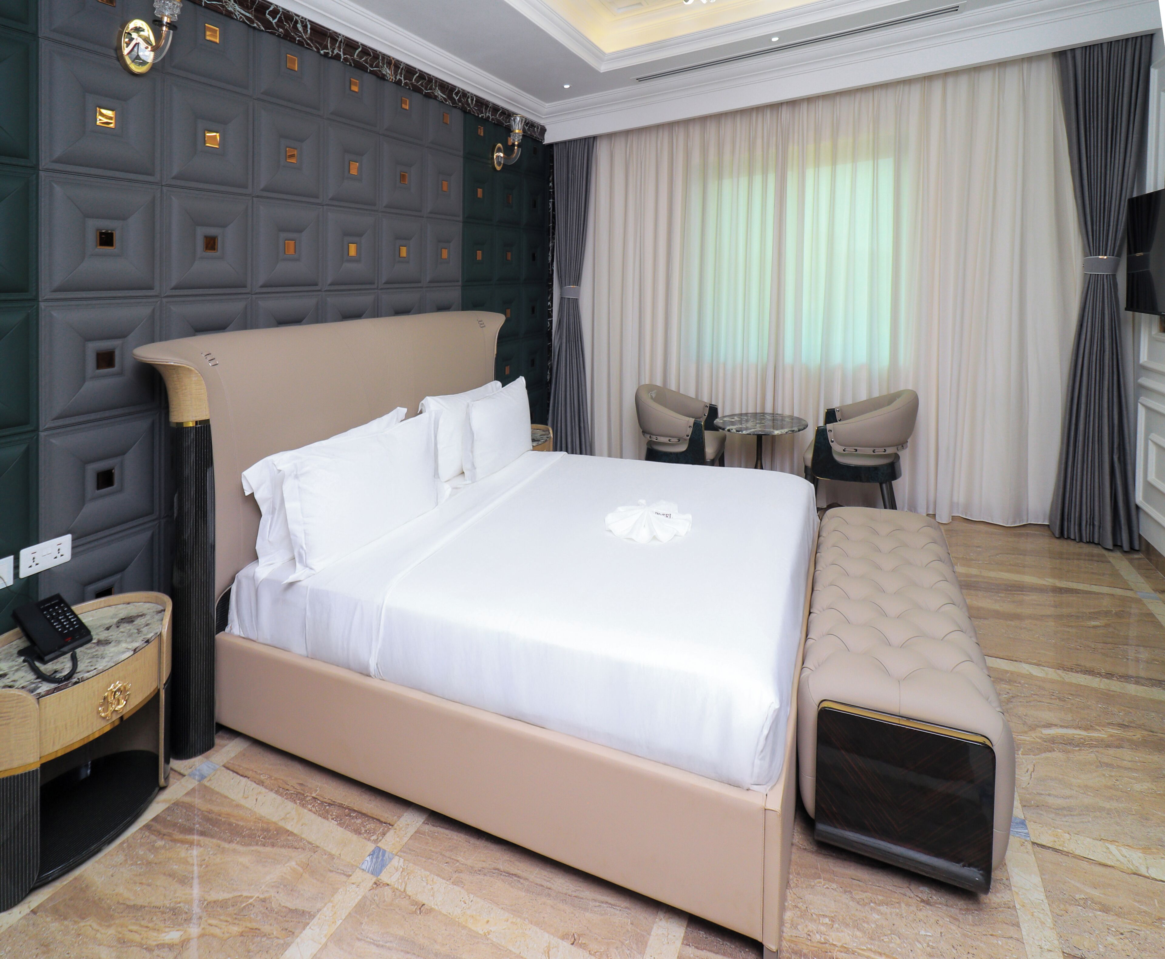Suite Junior, vue colline | Coffres-forts dans les chambres, bureau