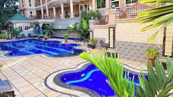Una piscina al aire libre