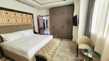 Caja de seguridad en la habitación y escritorio