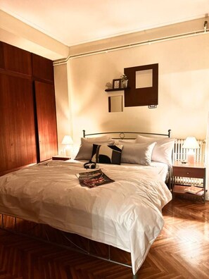 3 habitaciones, escritorio y tabla de planchar con plancha 