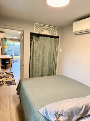 1 bedroom, desk, iron/ironing board, WiFi - Blue Mango ~ Secluded orchard + beach retreat ~ no chores! (Waialua)