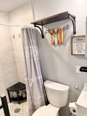 Shower, hair dryer, towels - Blue Mango ~ Secluded orchard + beach retreat ~ no chores! (Waialua)