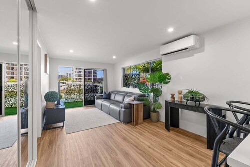 Surfers Paradise Waterfront Escape