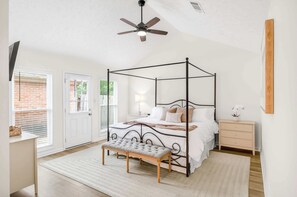 Iron/ironing board, WiFi, bed sheets - Renovated 3BR Retreat in Montgomery (Montgomery)