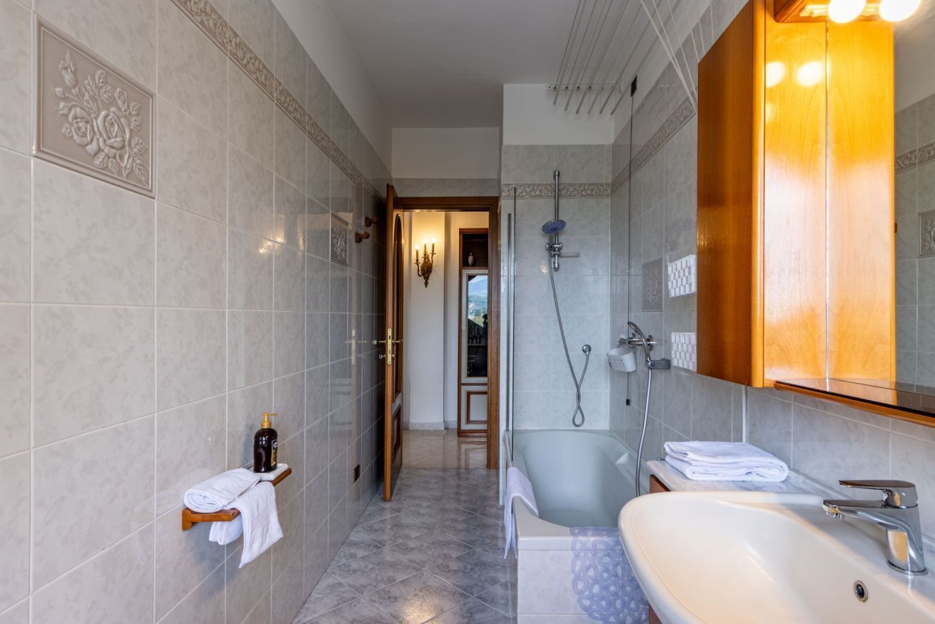 Een bidet, handdoeken, toiletpapier