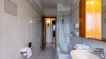 Een bidet, handdoeken, toiletpapier