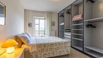1 slaapkamer, een strijkplank/strijkijzer