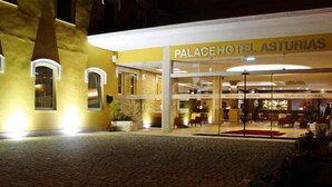 En hotellentrén med en skylt som visar texten: ”PALACE HOTEL ASTURIAS”.