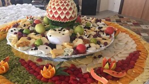 Un grand plateau de fruits et de fromages, joliment disposé sur une table.