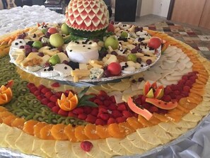 Ein reichhaltiges Obst- und Käsebrett auf einem Tisch.