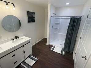 Douche, serviettes fournies, papier de toilette