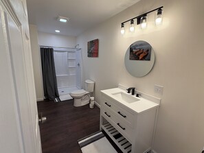 Douche, serviettes fournies, papier de toilette