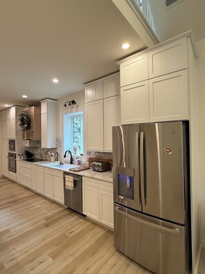 Private kitchen - Luxury Cabin In Shenandoah Park (Elkton)