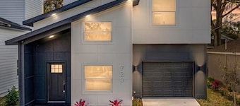 Spacious family-friendly 3-bedroom house, BBQ Patio + Garage Lakeland Retreat