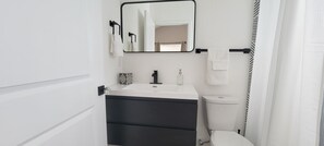 Secadora de cabello, toallas, jabón, papel de baño