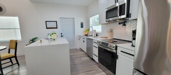 Spacious family-friendly 3-bedroom house, BBQ Patio + Garage Lakeland Retreat