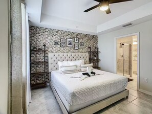 Tabla de planchar con plancha, wifi y ropa de cama 