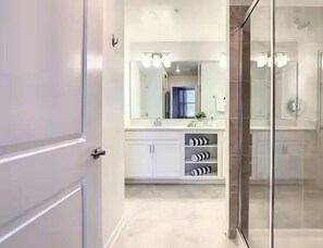 Shower, towels, toilet paper - Resort Getaway Near Disney (Kissimmee)