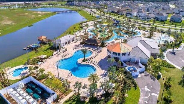 Een resort met een groot centraal zwembad, verschillende kleinere zwembaden en een jachthaven.