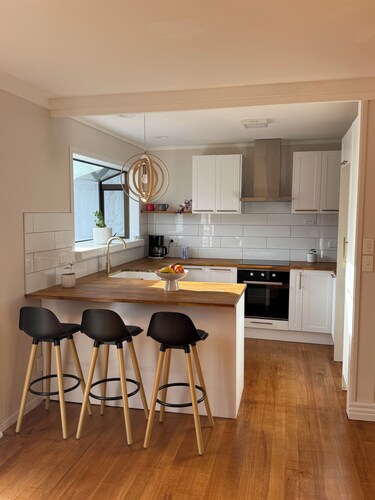 Otaihanga Getaway offers a spacious holiday home in Paraparaumu, New Zealand.
