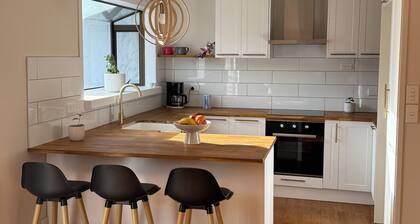 Otaihanga Getaway offers a spacious holiday home in Paraparaumu, New Zealand.