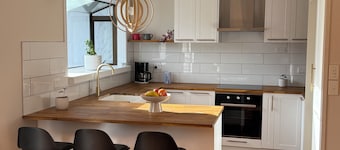 Otaihanga Getaway offers a spacious holiday home in Paraparaumu, New Zealand.