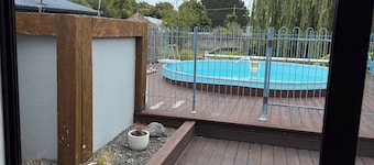 Otaihanga Getaway offers a spacious holiday home in Paraparaumu, New Zealand.