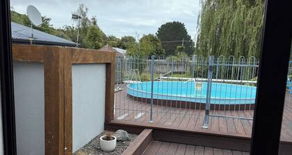 Otaihanga Getaway offers a spacious holiday home in Paraparaumu, New Zealand.