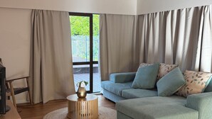 Ein Wohnzimmer mit einer Couch, einem Couchtisch und einer TV-Konsole.