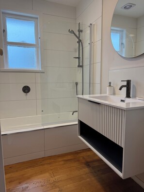Towels, soap, toilet paper - Otaihanga Getaway offers a spacious holiday home in Paraparaumu, New Zealand. (Otaihanga)