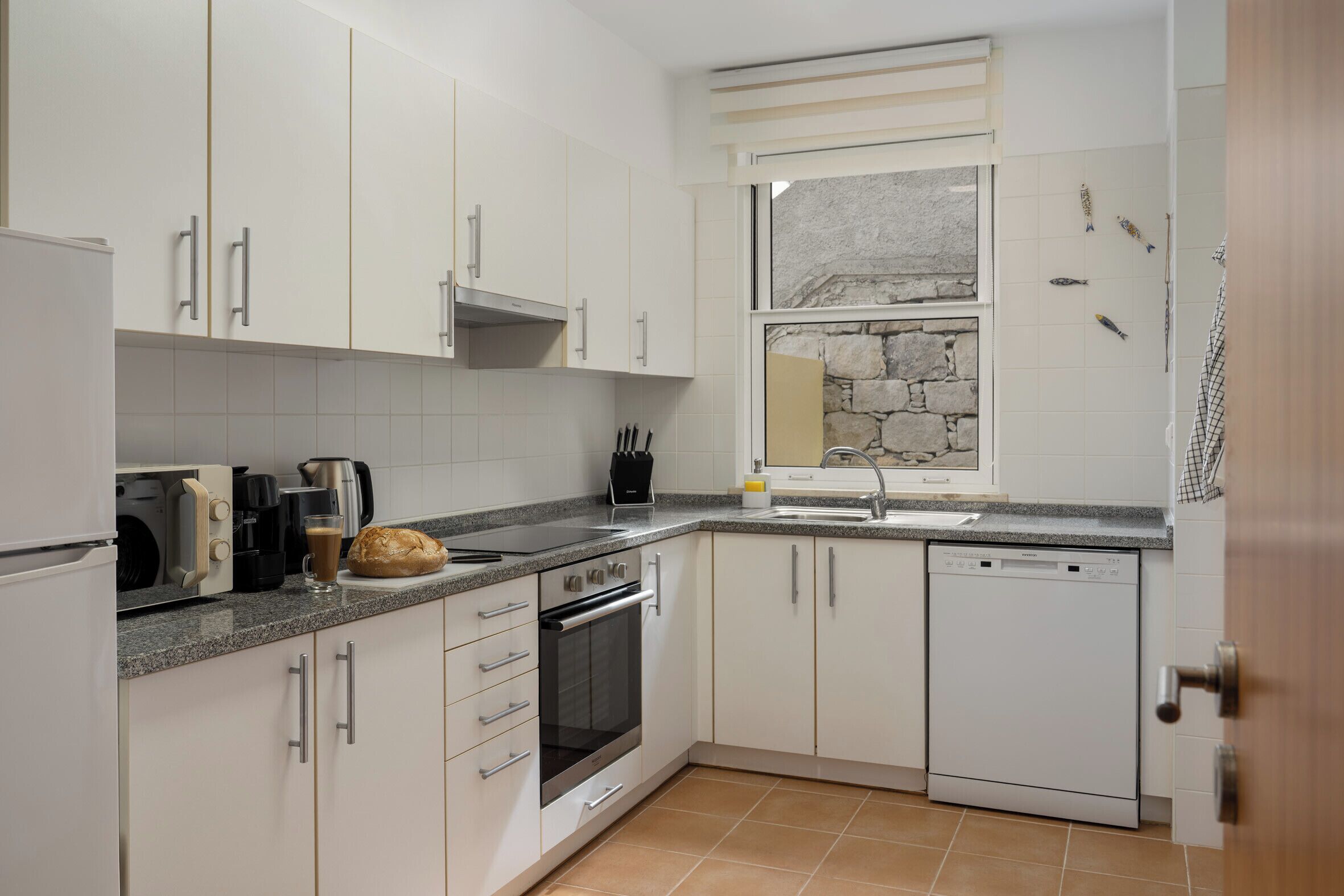 Frigorifero, microonde, forno, piano cottura