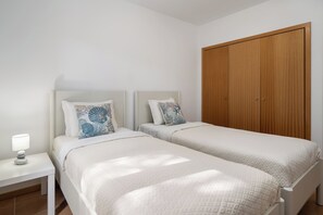 Tabla de planchar con plancha, wifi y ropa de cama 
