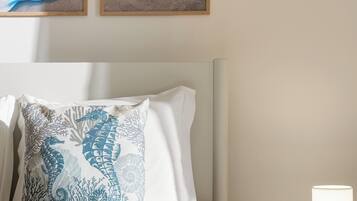 Tabla de planchar con plancha, wifi, ropa de cama